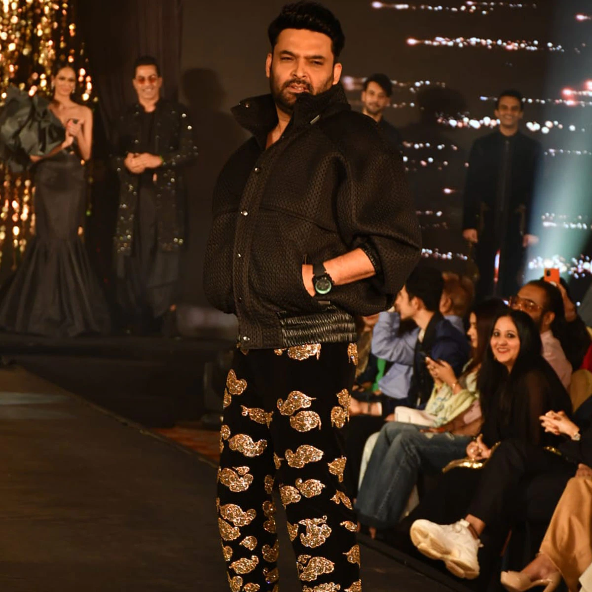 Kapil Sharma showed up on the ramp, posed like models, then something like this happened… - informalnewz Kapil Sharma showed up on the ramp, posed like models, then something like this happened… - informalnewz