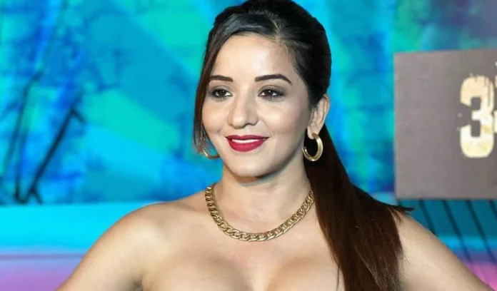 Bhojpuri actress Monalisa became bo*ld on the poolside, spread her beauty in bralette top