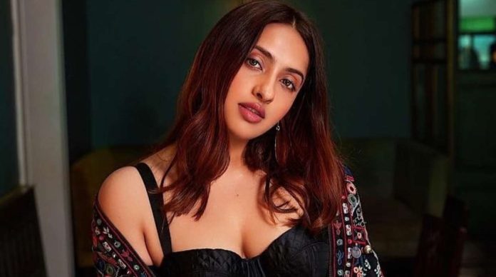 Akanksha Ranjan wore a very tight and deep neck dress, late night blew people's sleep with her look!