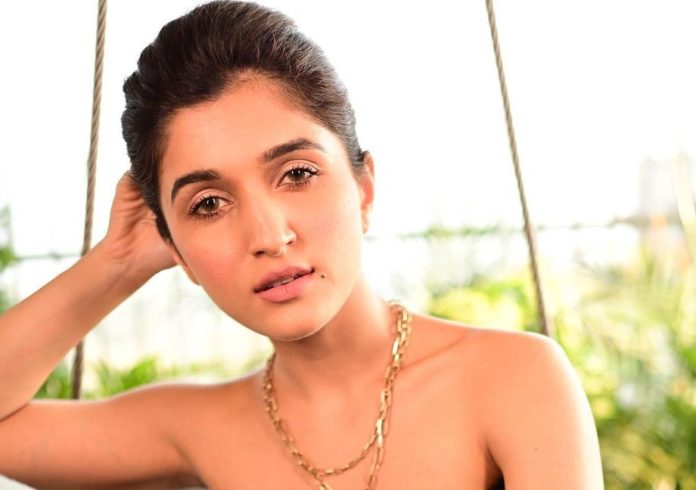 Anupama’s daughter-in-law crossed all limits of bo*ldness, gave hot poses in deep neck dress