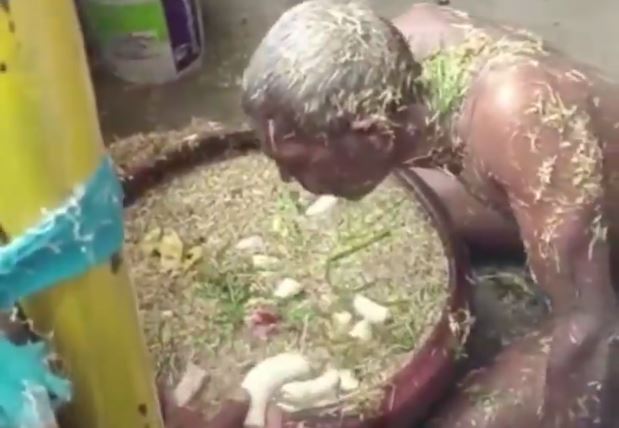 'Bhaisasur' entered this person's body! Instead of eating Nag Panchami, he eats straw, this is the truth