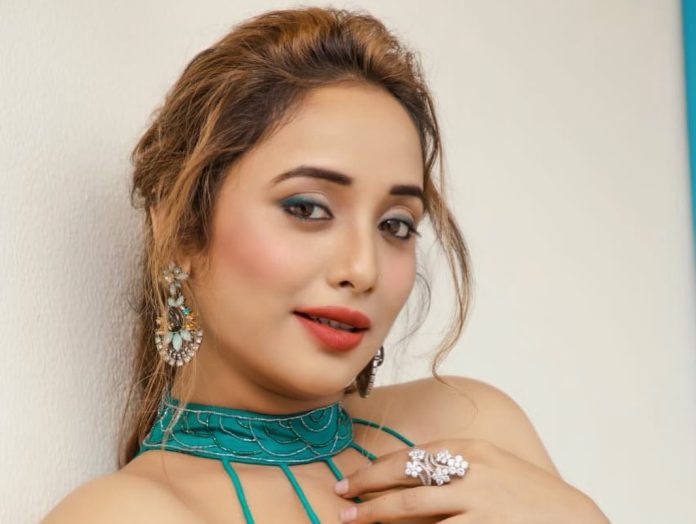Bhojpuri actress Rani Chatterjee made a bo*ld photoshoot wearing a blue color bralette and bodice, fans were injured after seeing the style Bhojpuri actress Rani Chatterjee made a bo*ld photoshoot wearing a blue color bralette and bodice, fans were injured after seeing the style