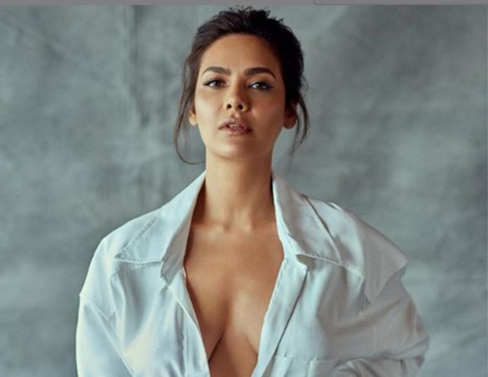 Esha Gupta took a very bo*ld photo on the roadside wearing a black tight dress, seeing the fans getting out of control Esha Gupta took a very bo*ld photo on the roadside wearing a black tight dress, seeing the fans getting out of control