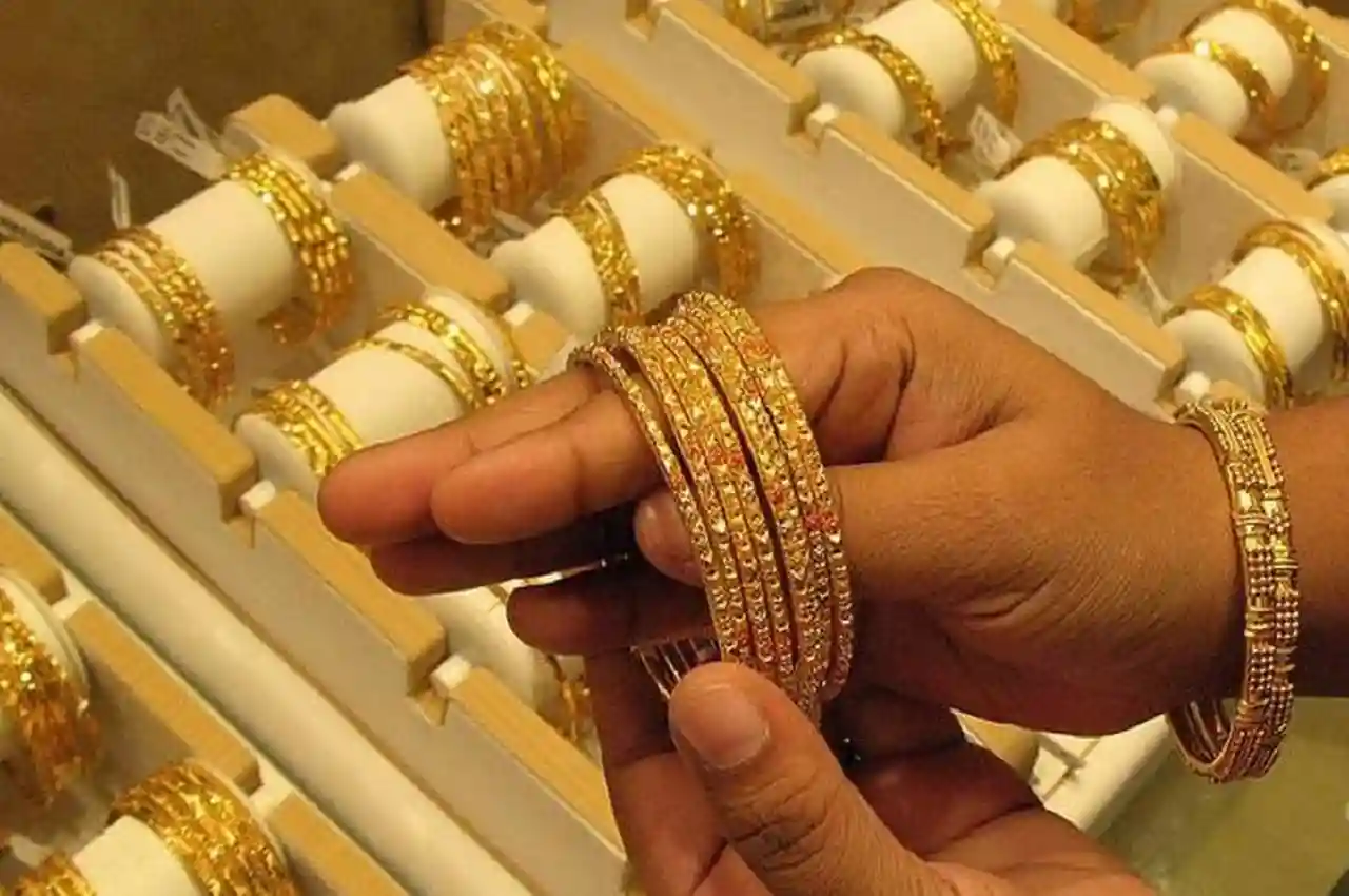 Shop Latest Gold Bangles & Bracelets Online in India - Joyalukkas