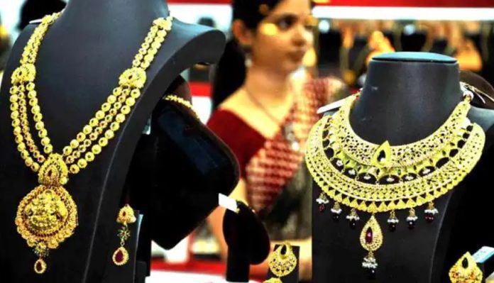 Gold Rate Today Gold prices fall on MCX, gold becomes cheaper by Rs 3,235 from record high price, see list