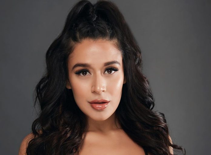 Jackie Shroff's daughter's bralette look caught on camera, bold photoshoot done lying on the sofa