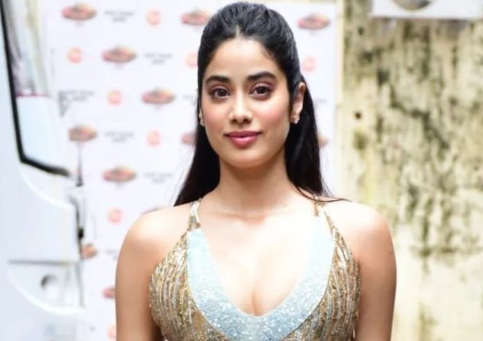 Jhanvi Kapoor won the hearts of fans in denim jeans with white shirt, airport look is going viral