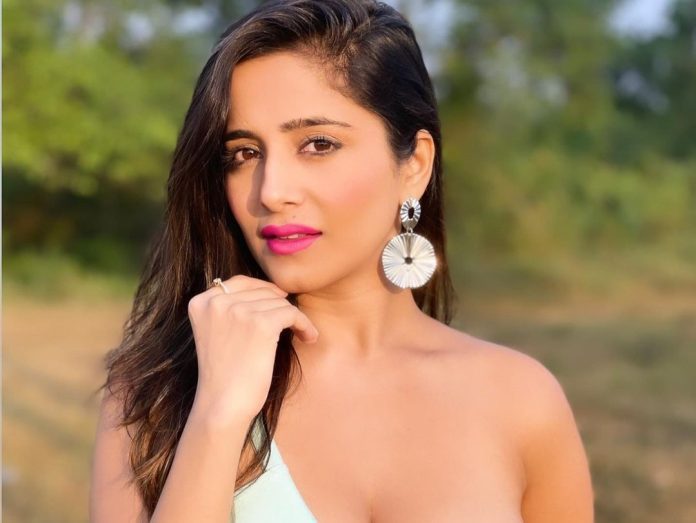Kate Sharma shot a bold video by opening the jacket chain on the beach, people said - it failed Urfi