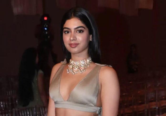 Khushi Kapoor gives tough competition to sister Jhanvi Kapoor, shares bo*ld pictures in black dress