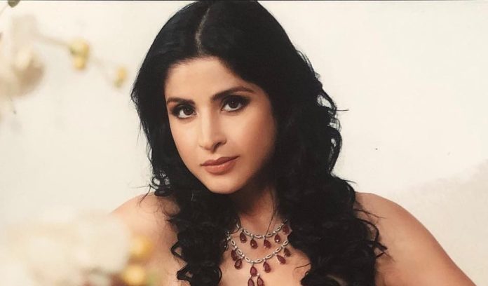 Mother Maheep is bolder than Shanaya Kapoor, sizzling looks in a very deep neck dress