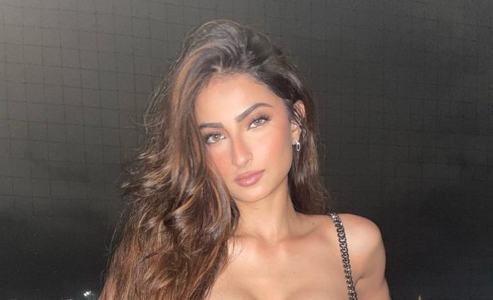 Shweta Tiwari's daughter Palak Tiwari came out wearing a tight dress at night, you will sweat after watching the video Shweta Tiwari's daughter Palak Tiwari came out wearing a tight dress at night, you will sweat after watching the video