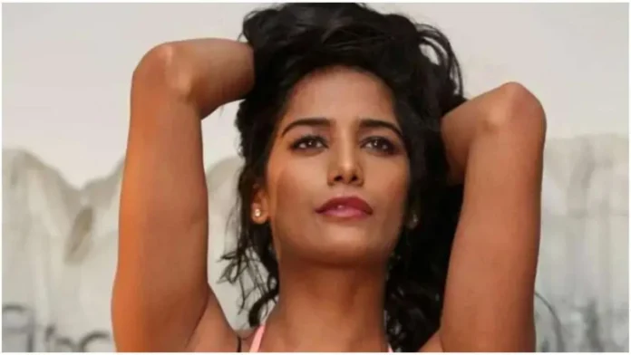 Poonam Pandey opened the shirt button and reached the balcony in a black bra, got the bold photoshoot done, the video went viral
