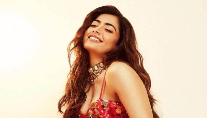 Rashmika Mandanna played dandiya in Ahmedabad, fans showered praises Rashmika Mandanna played dandiya in Ahmedabad, fans showered praises