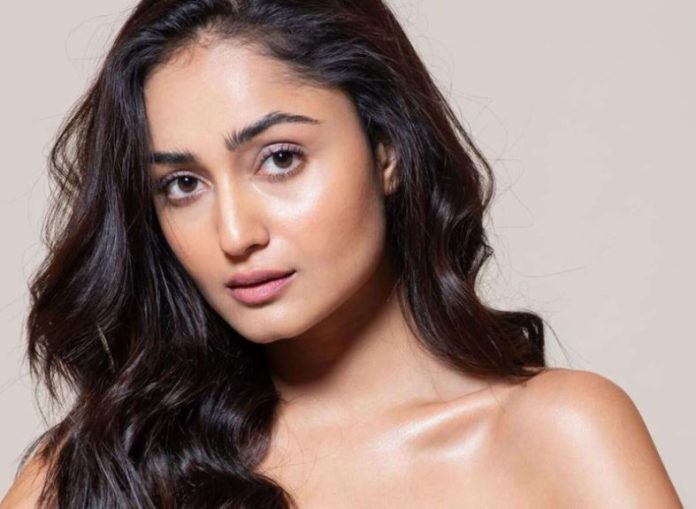 Babita Bedroom Bold Video: Private bedroom video of actress Tridha Chowdhary is going viral, will not be able to stop watching