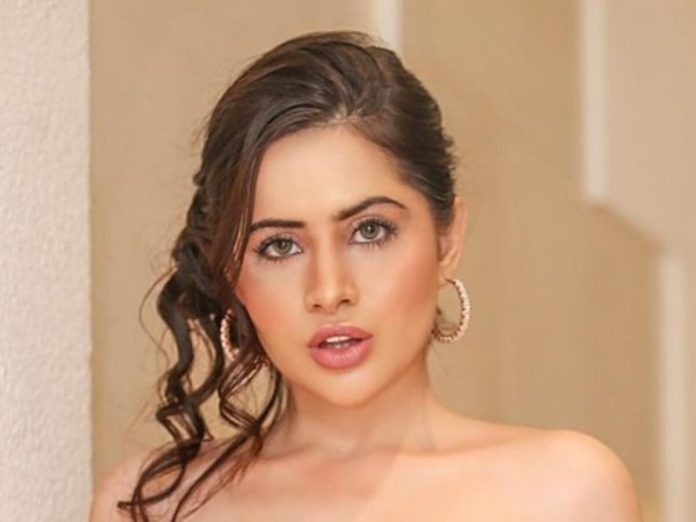 Urfi Javed went topless, bik*ini made from mobile-charger, wrote- Fully Charged