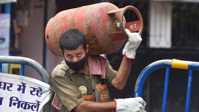 LPG Price: LPG cylinder became cheaper by this much rupees, check the new price here