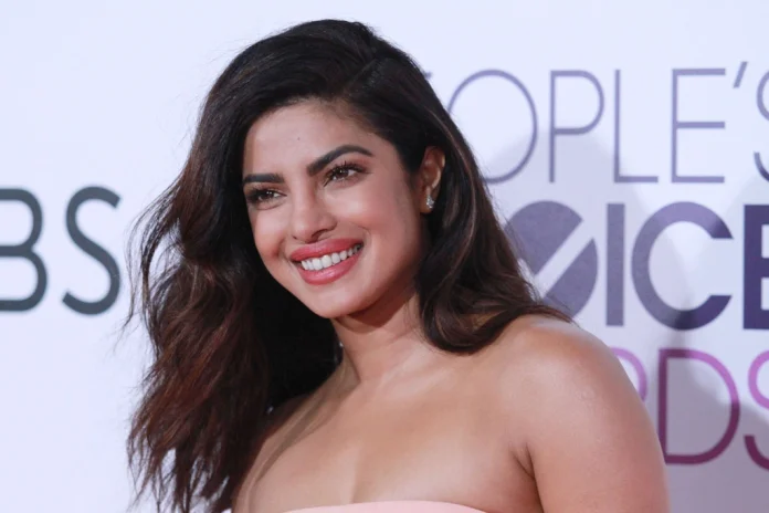 Priyanka Chopra was dancing wearing a sari without a blouse, the pallu slid, became a victim of Oops moment