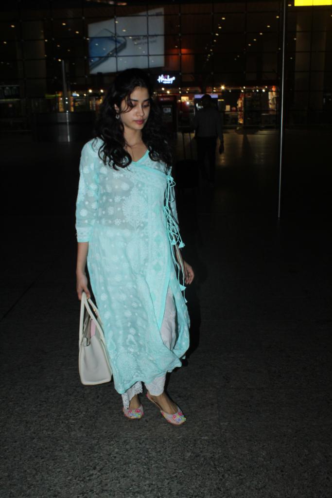 Jhanvi Kapoor Carries The IT Bag Spotted On Our Favourite