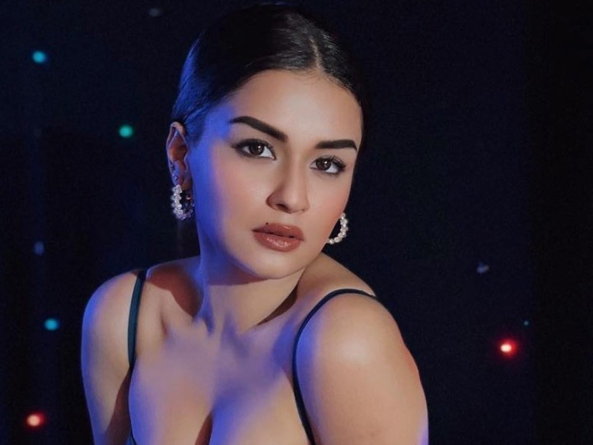 Superhot avneet kaur wear off shoulder gown without bra gives sexy pose in  front of camera at the age of 20 - informalnewz