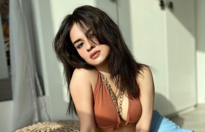 Avneet Kaur flaunts secret tattoo in backless top, fans go crazy after seeing the pictures