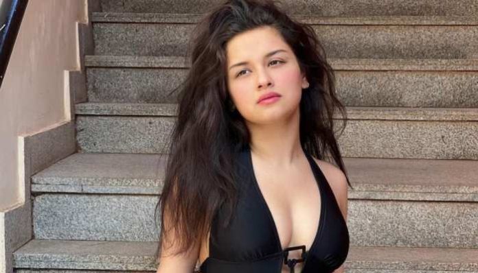 Avneet Kaur crossed the limits of bo*ldness at the age of 20, opened the buttons of jeans in front of the camera, see