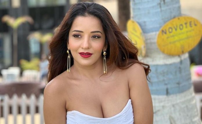 Monalisa unbuttoned her shirt and gave a bo*ld pose in front of the camera, the pictures raised the internet again.
