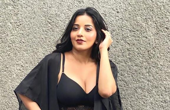 Bhojpuri actress Monalisa wore a very short skirt for the photoshoot, then she played the magic of beauty