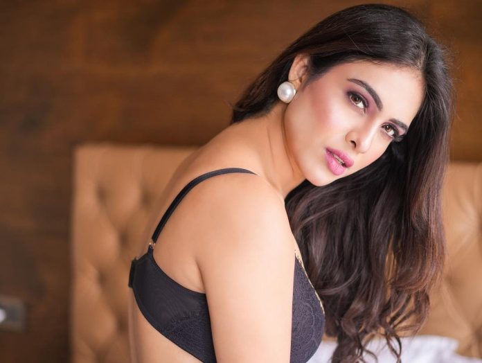 Bhojpuri actress Neha Malik broke all the limits of bo*ldness, appeared lying on the bed, see viral pictures