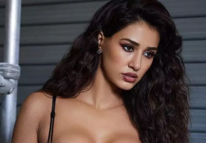 Disha Patni came out wearing deep neck top with torn pants, people's eyes were fixed at one place Disha Patni came out wearing deep neck top with torn pants, people's eyes were fixed at one place