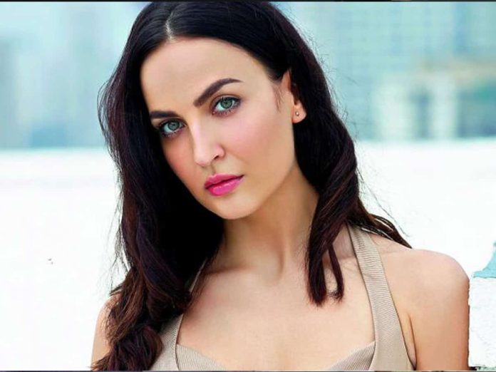 Elli Avram broke all limits of bo*ldness, shared hot pictures from the beach