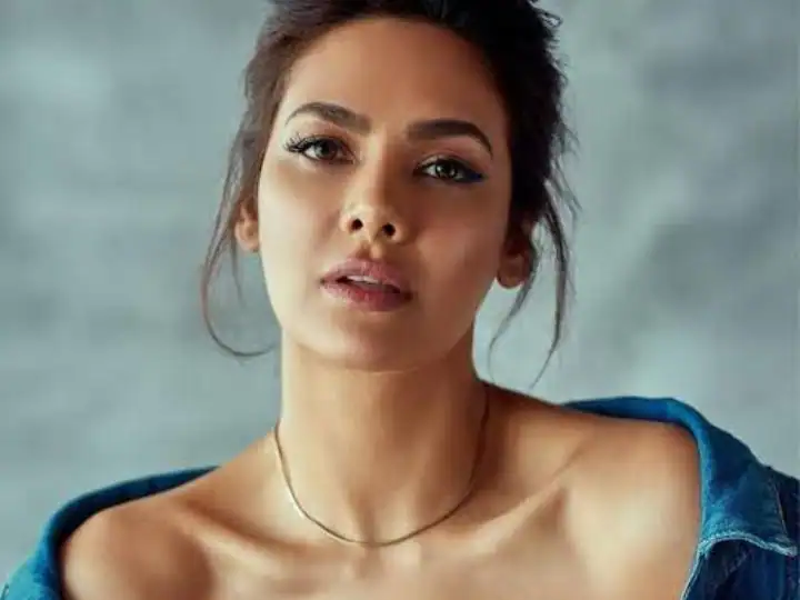 Esha Gupta gave the bo*ld pose standing in the balcony without clothes; sleepless nights of the fans flew away. Esha Gupta gave the bo*ld pose standing in the balcony without clothes; sleepless nights of the fans flew away.