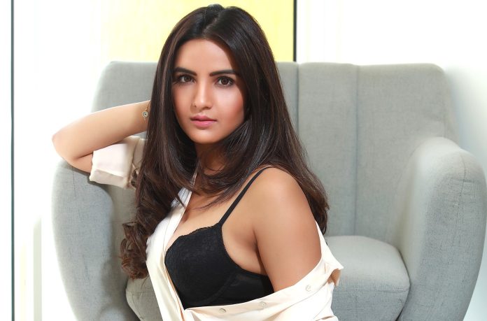 Jasmin Bhasin became bo*ld lying on the bed, gave impeccable pose Jasmin Bhasin became bo*ld lying on the bed, gave impeccable pose
