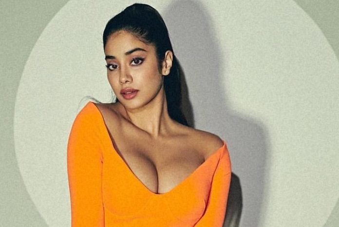 Jhanvi Kapoor was seen escaping from the camera late at night, wearing such a dress became a victim of Oops Moment as soon as it was lighted