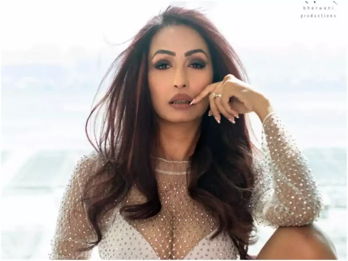 Kashmira Shah is the owner of amazing beauty, it is difficult to guess the age by looking at pictures full of bo*ldness