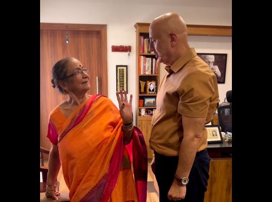 Mother Dulari Devi became emotional after reaching Anupam Kher's office, said - Father proudly used to say that he is my son...View VIDEO
