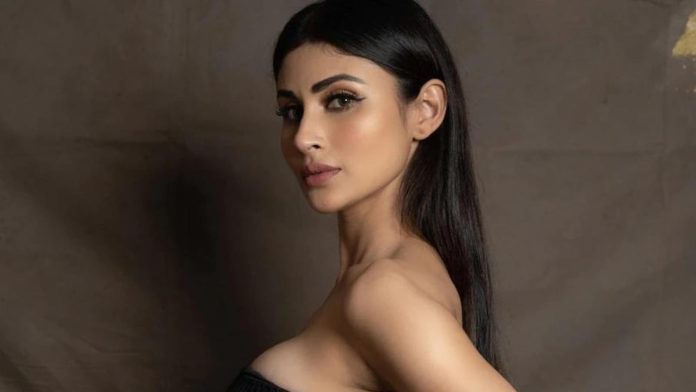 Mouni Roy: User made fun of Mouni Roy's bra, said seeing it reminded me of orange candy Mouni Roy: User made fun of Mouni Roy's bra, said seeing it reminded me of orange candy