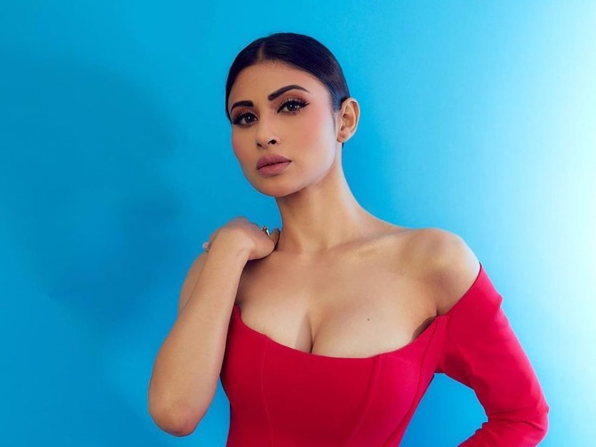 Mouni Roy showed her hotness by wearing a pink colored lehenga matching blouse, fans were intoxicated after seeing her - informalnewz