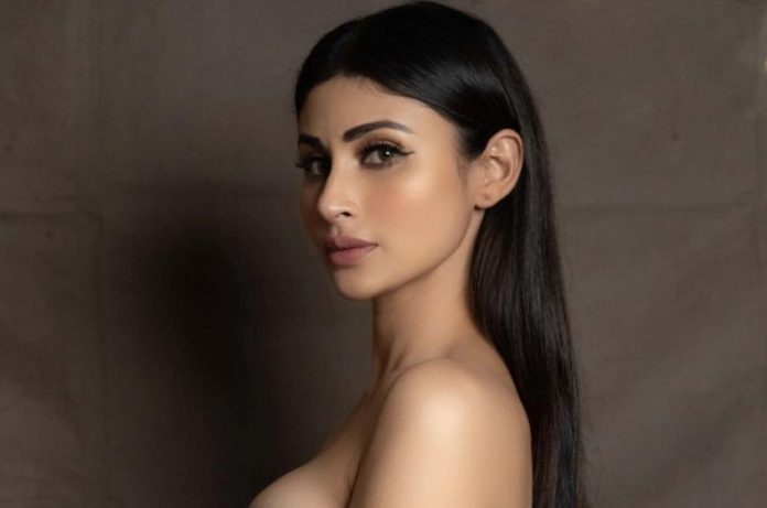 Mouni Roy took pictures wearing a backless dress, but people's eyes were fixed on the thin string of the waist