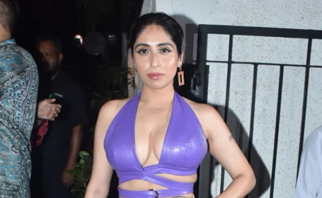 Neha Bhasin broke all the limits of bo*ldness, wearing a dress made of chain, showed her hot looks on the bed