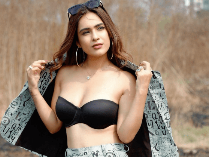 Neha Malik got the bo*ldest photoshoot ever done in the desert, seeing the hotness, the fans lost their sweat