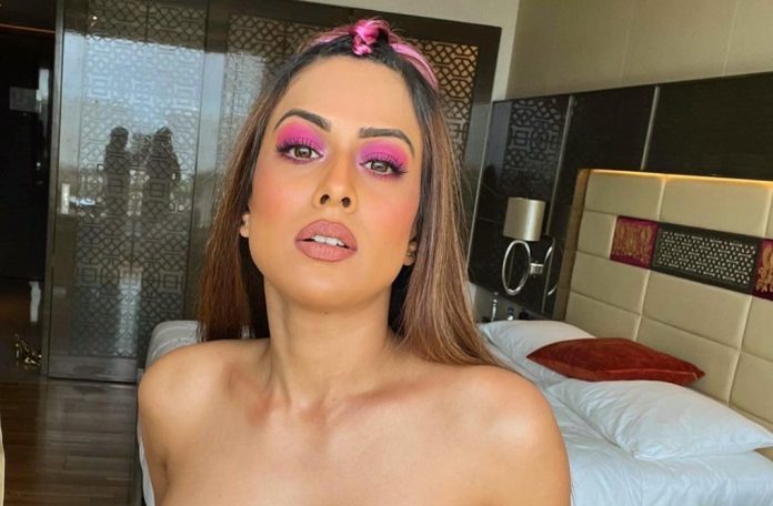 Nia Sharma came out of the house by opening the skirt buttons, then saw the camera; started doing such acts Nia Sharma came out of the house by opening the skirt buttons, then saw the camera; started doing such acts