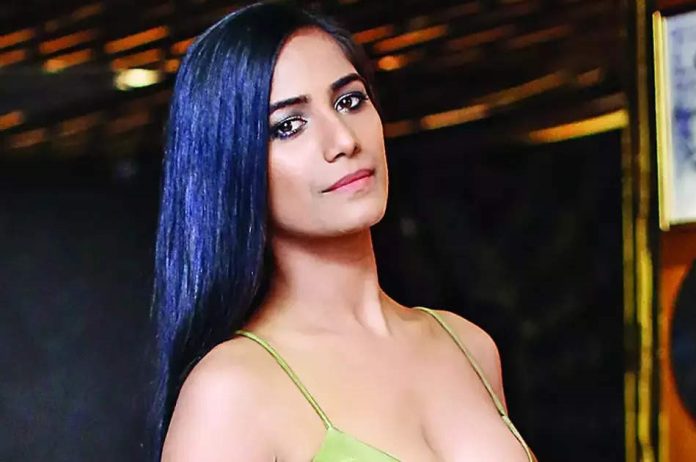 Poonam Pandey came to watch the movie without the bra shirt button open, people left the film and started watching Hasina's beauty