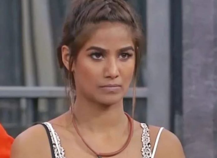 Poonam Pandey publicly started bathing in the open with Shivam Dubey, has taken off her clothes before