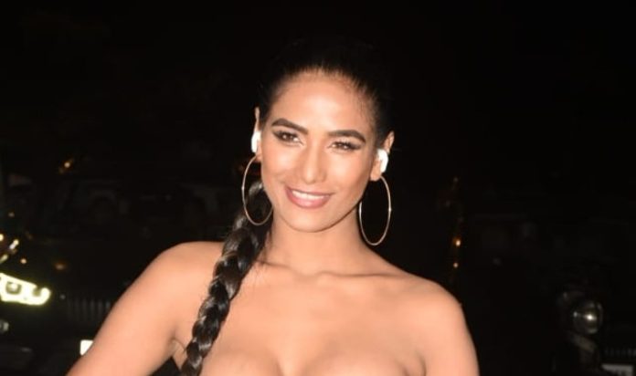 Poonam Pandey came out on the road late at night wearing a short skirt, the slipping top caught people's attention!