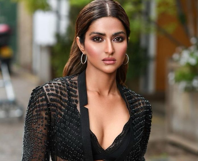 Pranutan crossed all limits of boldness, shared bold pictures in black transparent dress