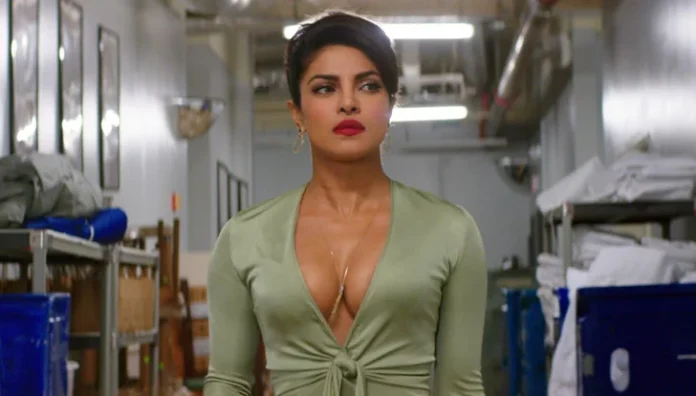 Priyanka Chopra arrived wearing a very deep neck dress in a friend's wedding with her husband, completely killer in a red dress