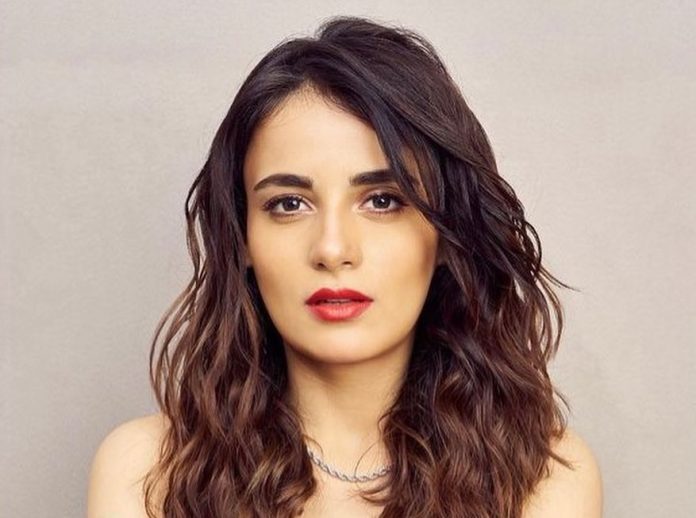 Radhika Madan Bo*ld Photos : This Bollywood beauty wore short clothes, gave bo*ld poses, fans were sweating after seeing the photo Radhika Madan Bo*ld Photos : This Bollywood beauty wore short clothes, gave bo*ld poses, fans were sweating after seeing the photo