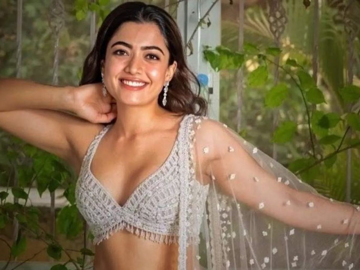 Rashmika Mandanna left the house without wearing pants, showed her bold  figure, fans said – 'What a ruckus' - informalnewz