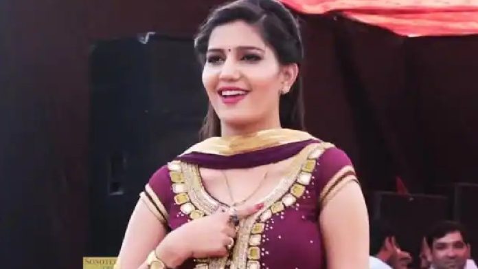 Sapna Chaudhary was dancing in the village on the song 'Choli Ke Peechee Kya Hai', the boys did such an act in the middle; there was a ruckus