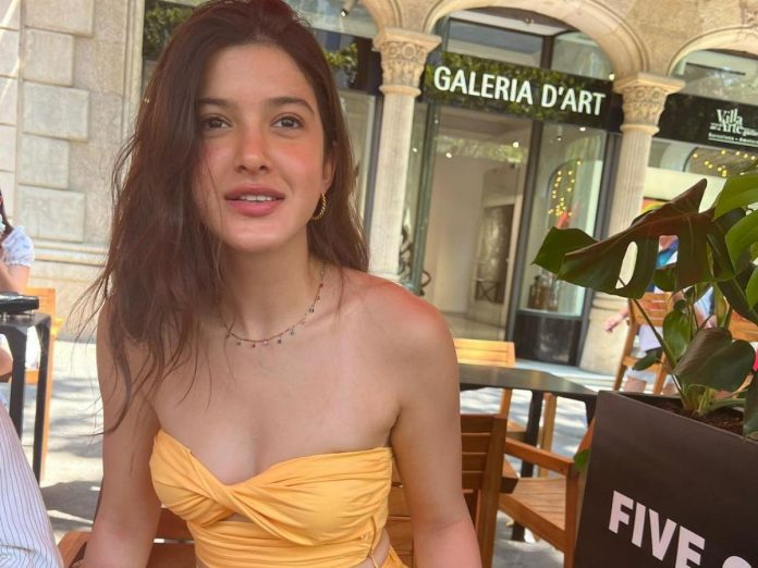 Shanaya Kapoor went out for a walk wearing a white short dress, glamorous look caught on camera